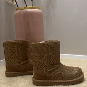 Taavi ‘s Threads: UGG Kids’ Classic II Glitter Leopard Print Boots